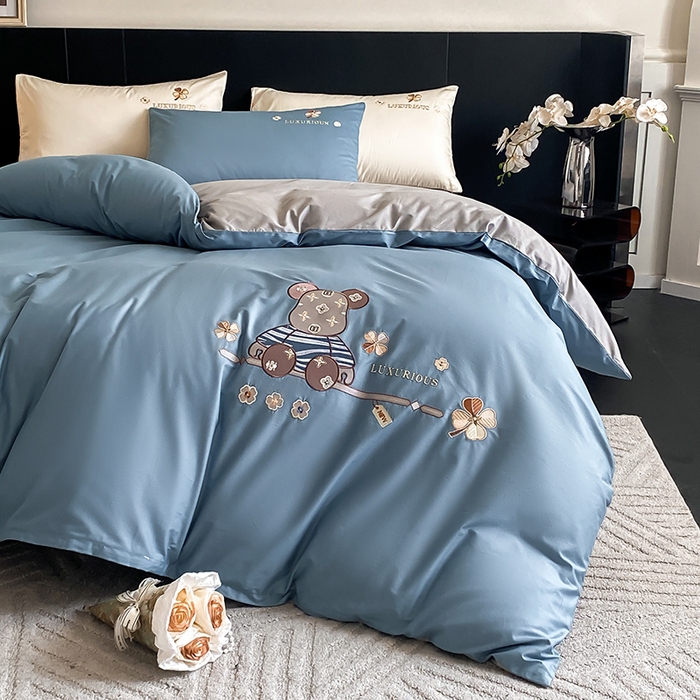 91家纺网 家纺一手货源 找家纺 澳梵家居 2024新款60s全棉刺绣四件套--【路易斯熊】系列 路易斯熊-莱茵蓝