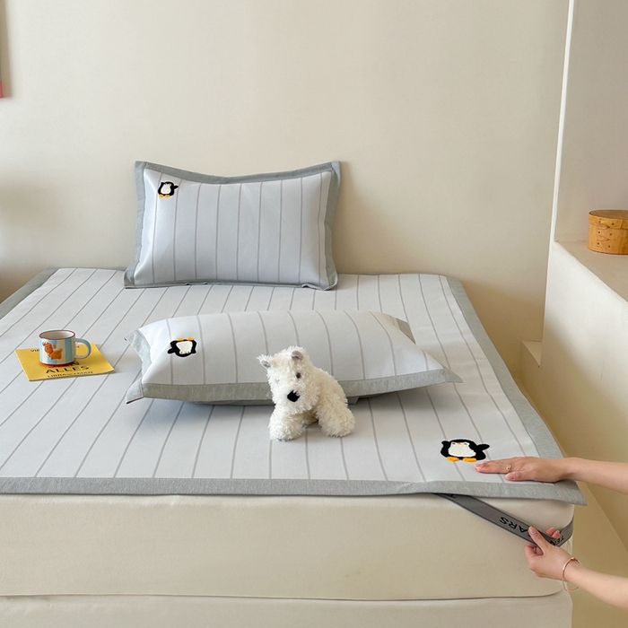 91家纺网 家纺一手货源 找家纺 时年 2024新款7A抗菌提花毛巾绣冰丝凉席（充值会员优惠10元） 冰丝毛巾绣-顽皮企鹅