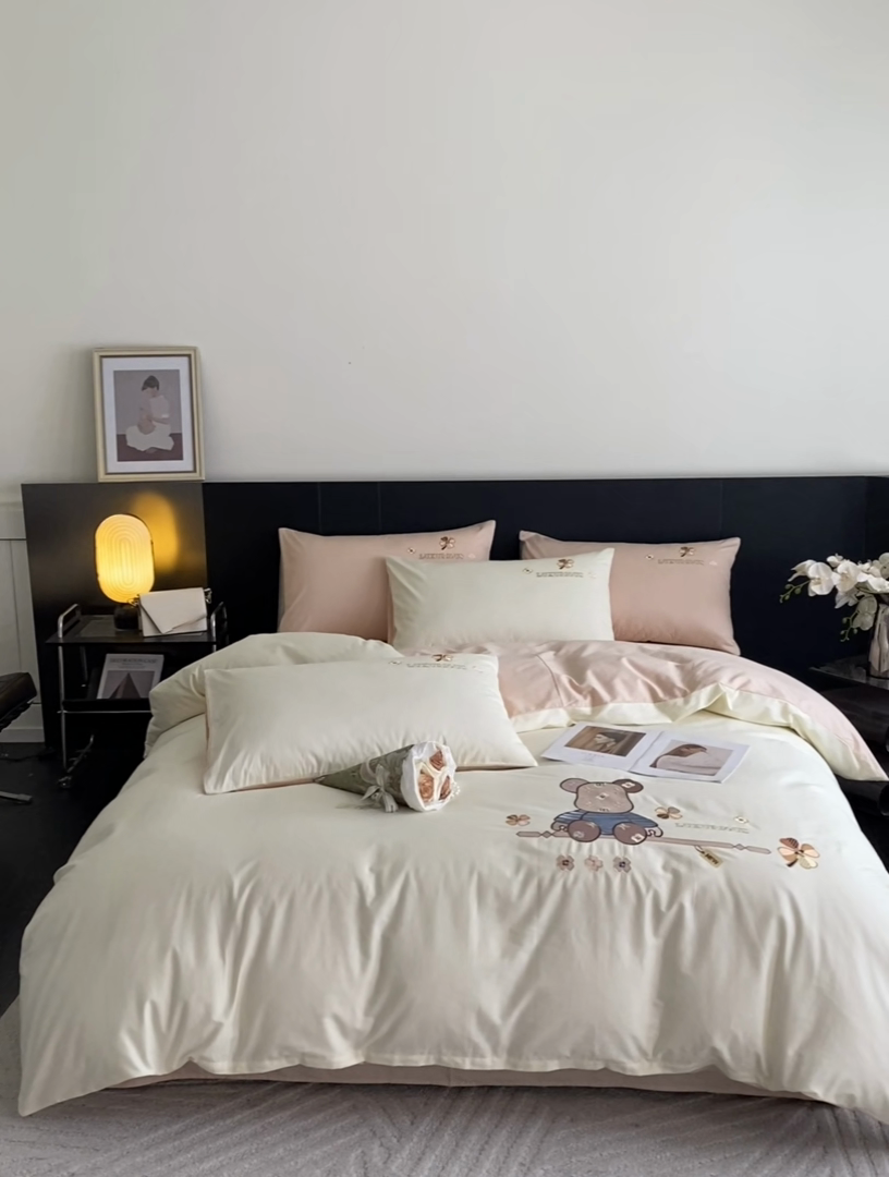 91家纺网 家纺一手货源 找家纺 澳梵家居 2024新款60s全棉刺绣四件套--【路易斯熊】系列 路易斯熊-奶白粉