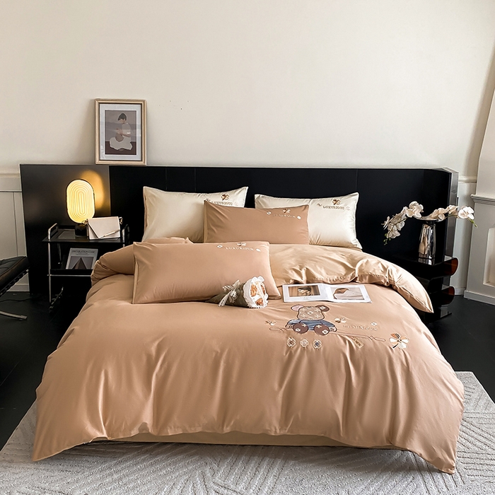 91家纺网 家纺一手货源 找家纺 澳梵家居 2024新款60s全棉刺绣四件套--【路易斯熊】系列 路易斯熊-奇遇金