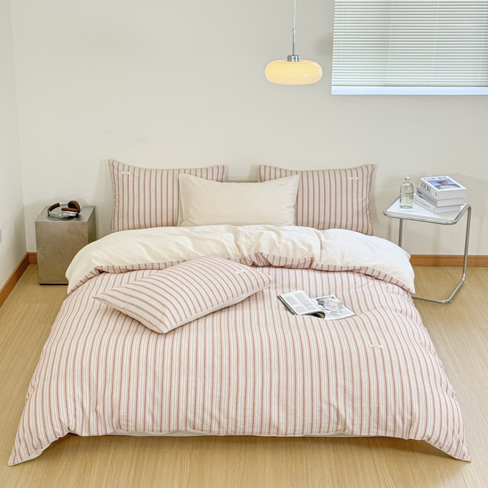 91家纺网 家纺一手货源 找家纺 玛奇朵 新款全棉色织立体提花四件套-海街日记 海街日记-粉橘（搭配米色床单）场景二