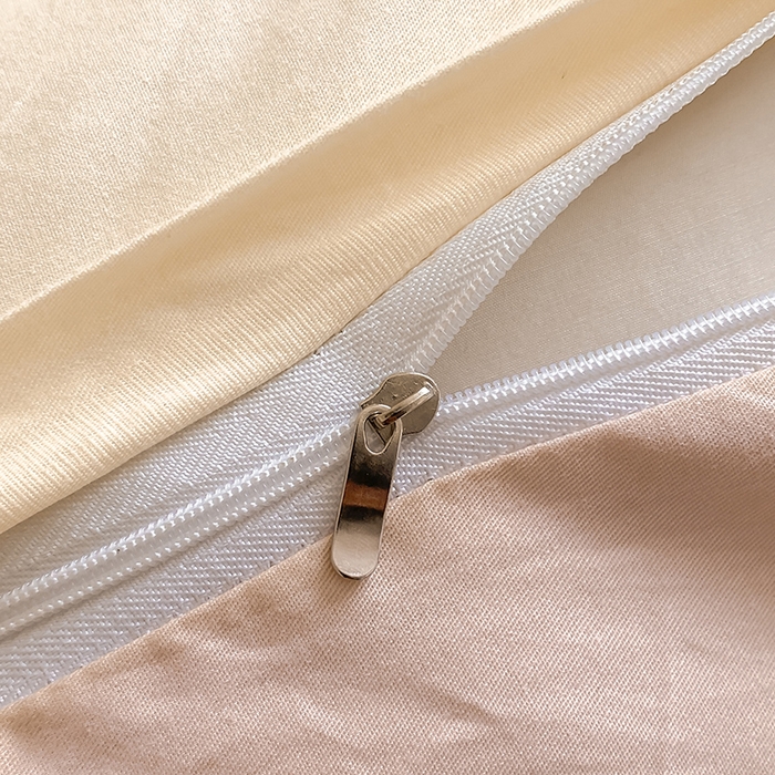 91家纺网 家纺一手货源 找家纺 澳梵家居 2024新款60s全棉刺绣四件套--【路易斯熊】系列 路易斯熊-奶白粉