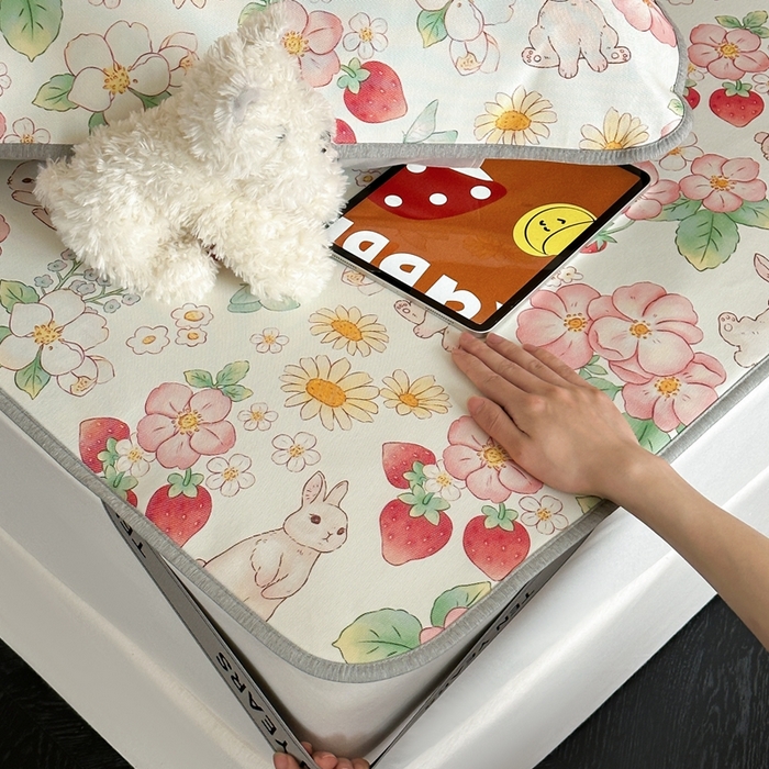 91家纺网 家纺一手货源 找家纺 时年 2024新款7A抗菌数码印花冰丝凉席（充值会员优惠10元） 草莓兔园