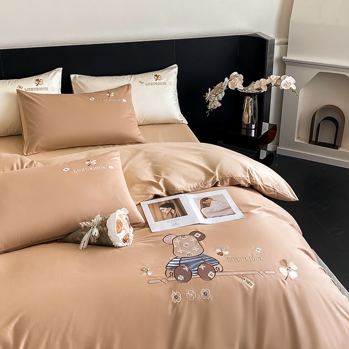 91家纺网 家纺一手货源 找家纺 澳梵家居 2024新款60s全棉刺绣四件套--【路易斯熊】系列 路易斯熊-奇遇金