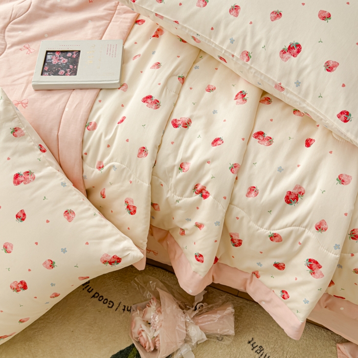 91家纺网 家纺一手货源 找家纺 金丝鸟家纺 2024新款全棉棉花夏被四件套 清新小草莓
