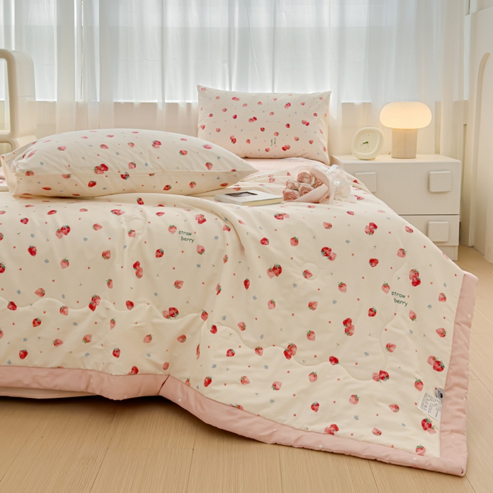 91家纺网 家纺一手货源 找家纺 金丝鸟家纺 2024新款全棉棉花夏被四件套 清新小草莓