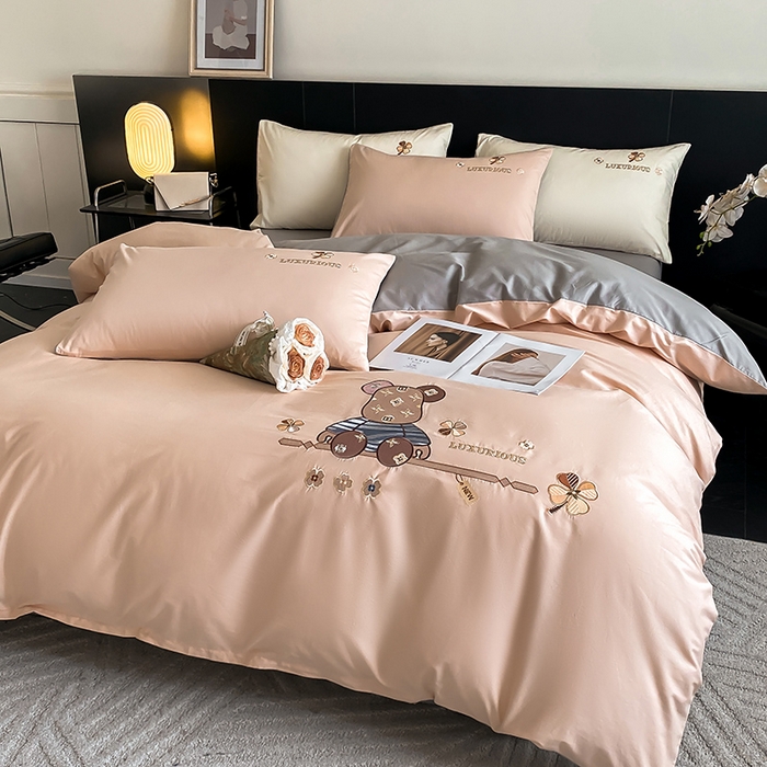 91家纺网 家纺一手货源 找家纺 澳梵家居 2024新款60s全棉刺绣四件套--【路易斯熊】系列 路易斯熊-白桃粉灰