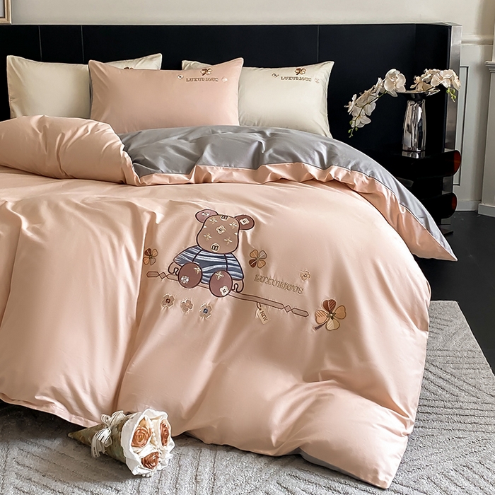 91家纺网 家纺一手货源 找家纺 澳梵家居 2024新款60s全棉刺绣四件套--【路易斯熊】系列 路易斯熊-白桃粉灰