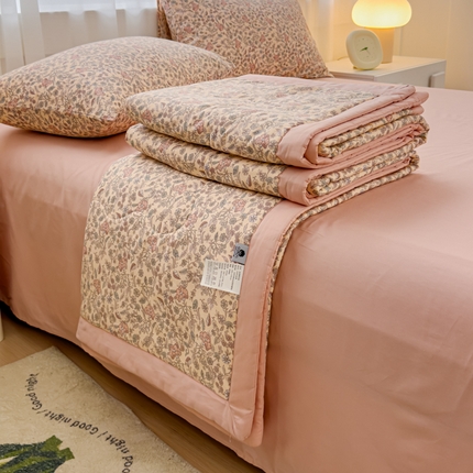 91家纺网 家纺一手货源 找家纺 金丝鸟家纺 2024新款全棉棉花夏被四件套 粉色花纹