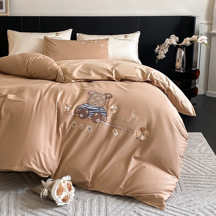 91家纺网 家纺一手货源 找家纺 澳梵家居 2024新款60s全棉刺绣四件套--【路易斯熊】系列 路易斯熊-奇遇金