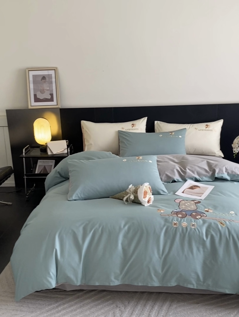 91家纺网 家纺一手货源 找家纺 澳梵家居 2024新款60s全棉刺绣四件套--【路易斯熊】系列 路易斯熊-烟波绿