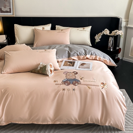 91家纺网 家纺一手货源 找家纺 澳梵家居 2024新款60s全棉刺绣四件套--【路易斯熊】系列 路易斯熊-白桃粉灰