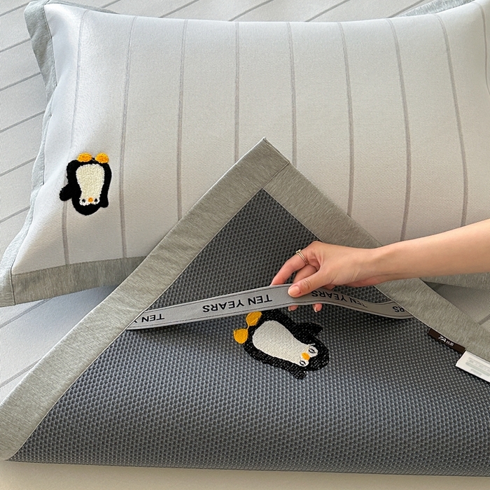 91家纺网 家纺一手货源 找家纺 时年 2024新款7A抗菌提花毛巾绣冰丝凉席（充值会员优惠10元） 冰丝毛巾绣-顽皮企鹅