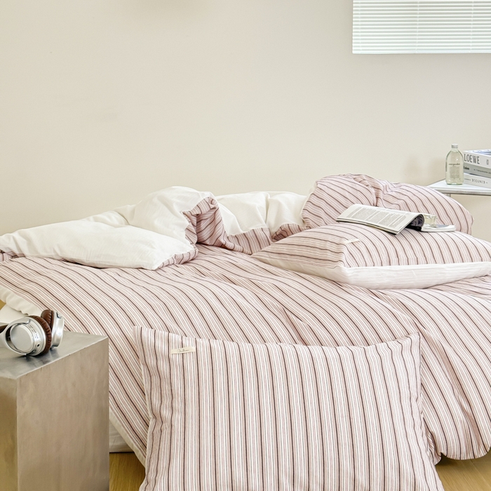 91家纺网 家纺一手货源 找家纺 玛奇朵 新款全棉色织立体提花四件套-海街日记 海街日记-红咖（搭配白色床单）