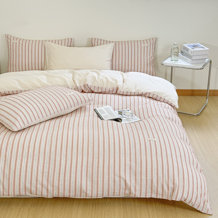 91家纺网 家纺一手货源 找家纺 玛奇朵 新款全棉色织立体提花四件套-海街日记 海街日记-粉橘（搭配米色床单）场景二