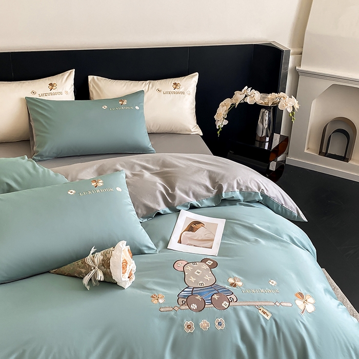 91家纺网 家纺一手货源 找家纺 澳梵家居 2024新款60s全棉刺绣四件套--【路易斯熊】系列 路易斯熊-烟波绿