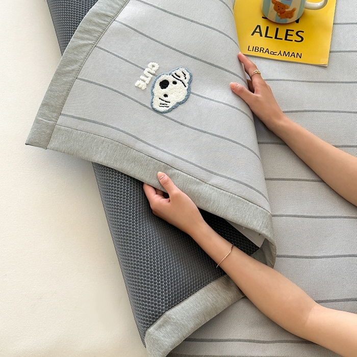 91家纺网 家纺一手货源 找家纺 时年 2024新款7A抗菌提花毛巾绣冰丝凉席（充值会员优惠10元） 冰丝毛巾绣-可爱修狗