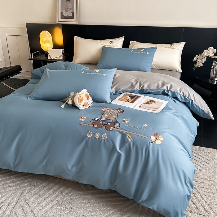 91家纺网 家纺一手货源 找家纺 澳梵家居 2024新款60s全棉刺绣四件套--【路易斯熊】系列 路易斯熊-莱茵蓝