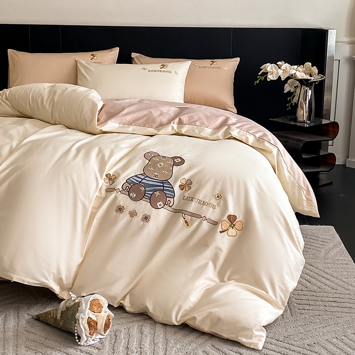 91家纺网 家纺一手货源 找家纺 澳梵家居 2024新款60s全棉刺绣四件套--【路易斯熊】系列 路易斯熊-奶白粉