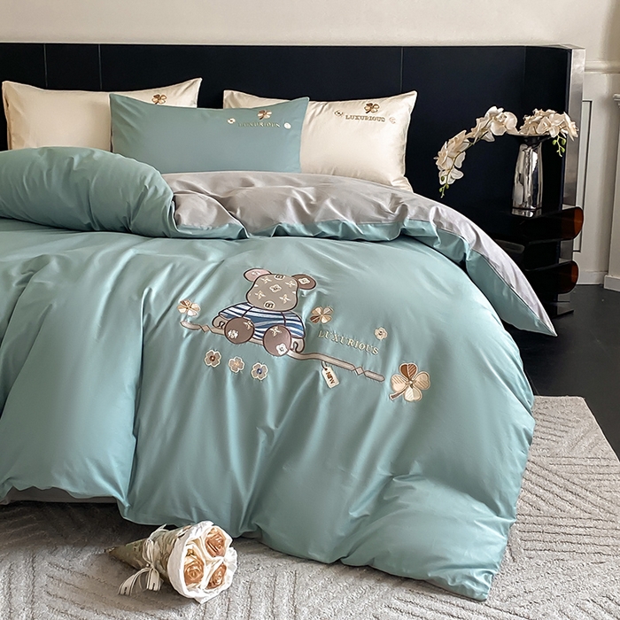 91家纺网 家纺一手货源 找家纺 澳梵家居 2024新款60s全棉刺绣四件套--【路易斯熊】系列 路易斯熊-烟波绿