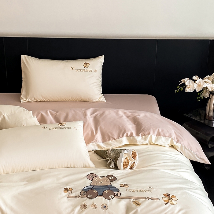 91家纺网 家纺一手货源 找家纺 澳梵家居 2024新款60s全棉刺绣四件套--【路易斯熊】系列 路易斯熊-奶白粉