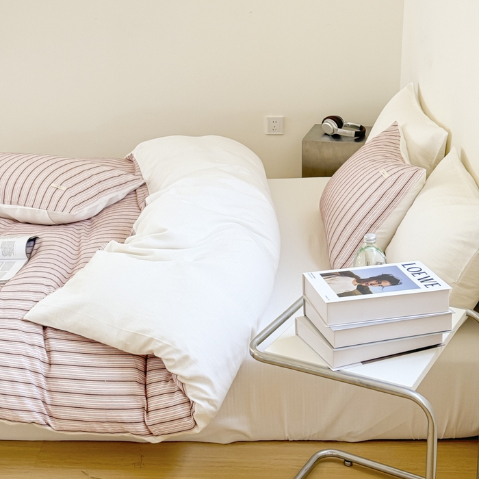 91家纺网 家纺一手货源 找家纺 玛奇朵 新款全棉色织立体提花四件套-海街日记 海街日记-红咖（搭配白色床单）