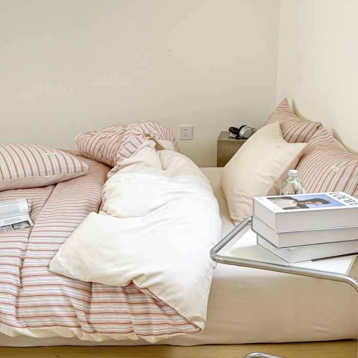 91家纺网 家纺一手货源 找家纺 玛奇朵 新款全棉色织立体提花四件套-海街日记 海街日记-粉橘（搭配米色床单）场景二