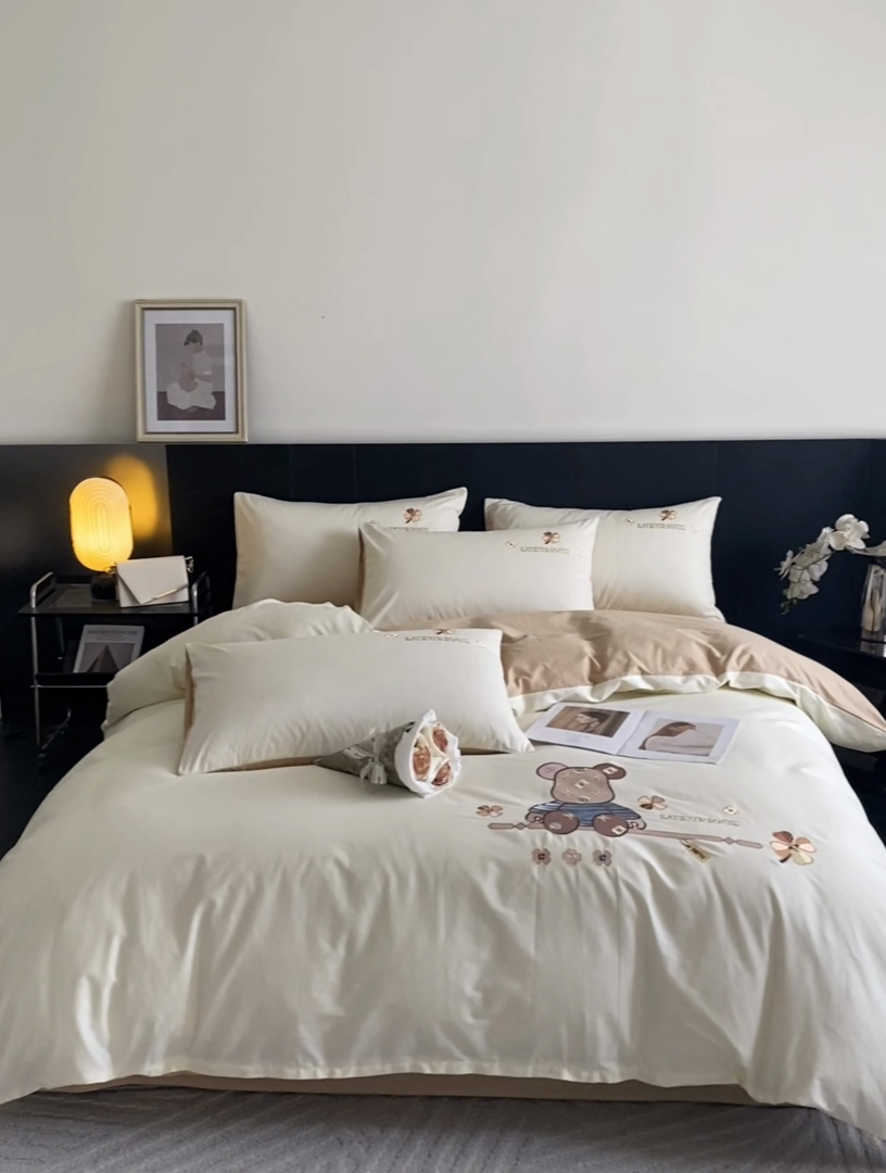 91家纺网 家纺一手货源 找家纺 澳梵家居 2024新款60s全棉刺绣四件套--【路易斯熊】系列 路易斯熊-奶白金