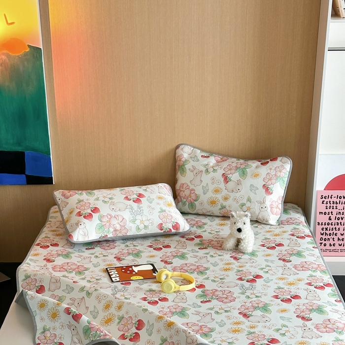 91家纺网 家纺一手货源 找家纺 时年 2024新款7A抗菌数码印花冰丝凉席（充值会员优惠10元） 草莓兔园