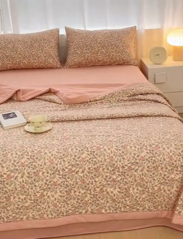 91家纺网 家纺一手货源 找家纺 金丝鸟家纺 2024新款全棉棉花夏被四件套 粉色花纹