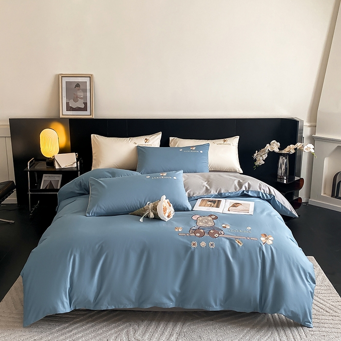 91家纺网 家纺一手货源 找家纺 澳梵家居 2024新款60s全棉刺绣四件套--【路易斯熊】系列 路易斯熊-莱茵蓝