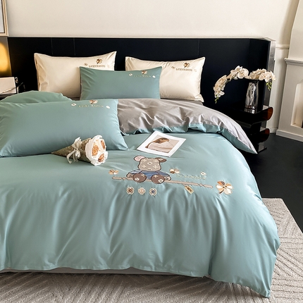 91家纺网 家纺一手货源 找家纺 澳梵家居 2024新款60s全棉刺绣四件套--【路易斯熊】系列 路易斯熊-烟波绿