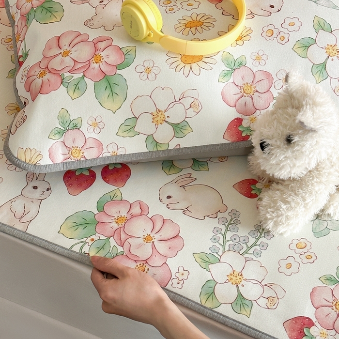 91家纺网 家纺一手货源 找家纺 时年 2024新款7A抗菌数码印花冰丝凉席（充值会员优惠10元） 草莓兔园