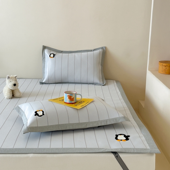 91家纺网 家纺一手货源 找家纺 时年 2024新款7A抗菌提花毛巾绣冰丝凉席（充值会员优惠10元） 冰丝毛巾绣-顽皮企鹅