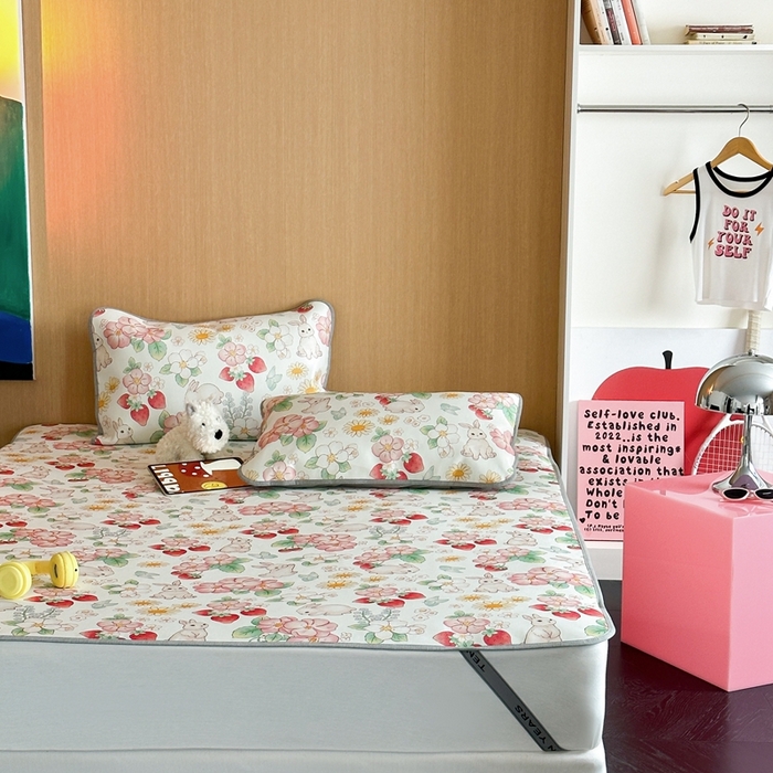 91家纺网 家纺一手货源 找家纺 时年 2024新款7A抗菌数码印花冰丝凉席（充值会员优惠10元） 草莓兔园