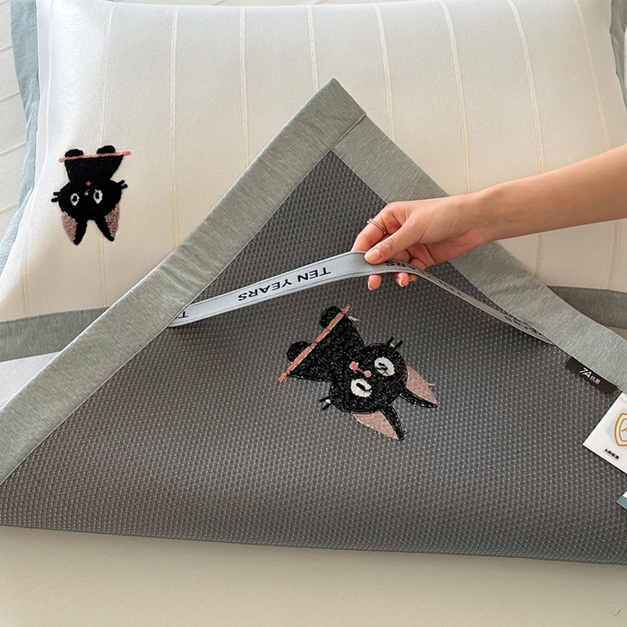 91家纺网 家纺一手货源 找家纺 时年 2024新款7A抗菌提花毛巾绣冰丝凉席（充值会员优惠10元） 冰丝毛巾绣-俏皮猫咪