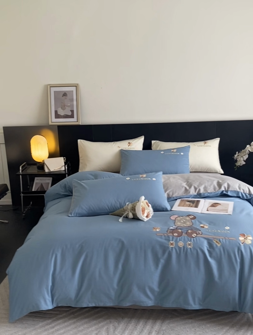 91家纺网 家纺一手货源 找家纺 澳梵家居 2024新款60s全棉刺绣四件套--【路易斯熊】系列 路易斯熊-莱茵蓝