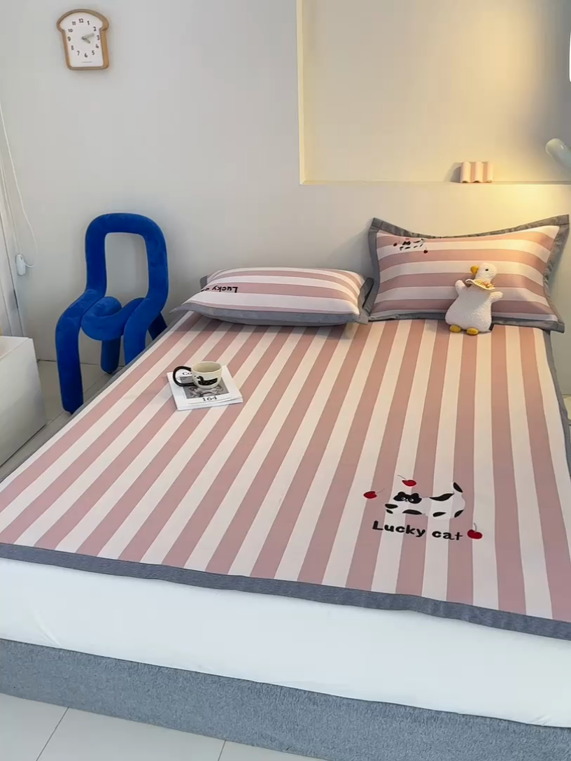 91家纺网 家纺一手货源 找家纺 怡家居 2024新款A类PE凉感提花加刺绣凉席三件套 米红条纹猫