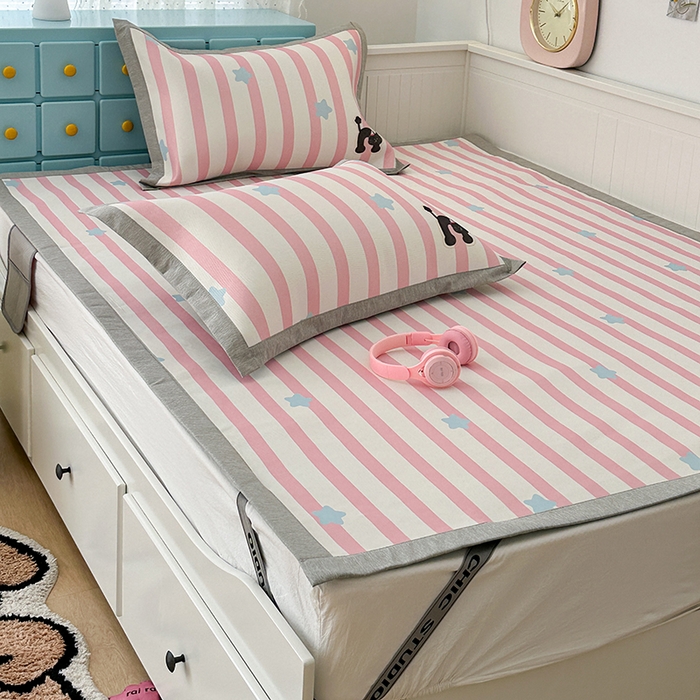 91家纺网 家纺一手货源 找家纺 昔可家纺 2024新款大版数码印花养生冰藤席 粉条黑猫