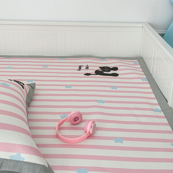 91家纺网 家纺一手货源 找家纺 昔可家纺 2024新款大版数码印花养生冰藤席 粉条黑猫