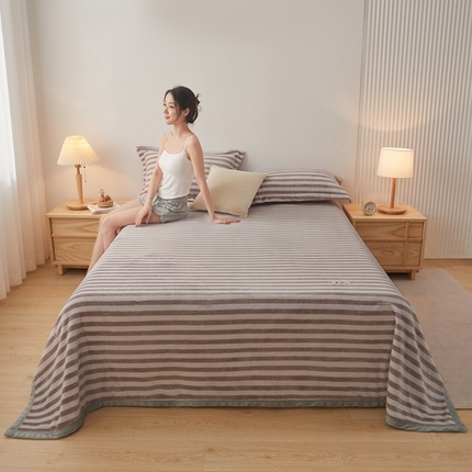 91家纺网 家纺一手货源 找家纺 雅萱家纺 2024新款良品系列牛奶绒多功能毛毯盖毯 良品-咖啡条纹