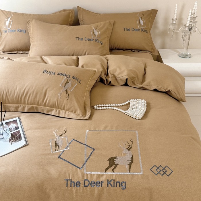 91家纺网 家纺一手货源 找家纺 艾迪尚家纺 2025新款纯色生态磨毛绣花四件套 麋鹿-驼色