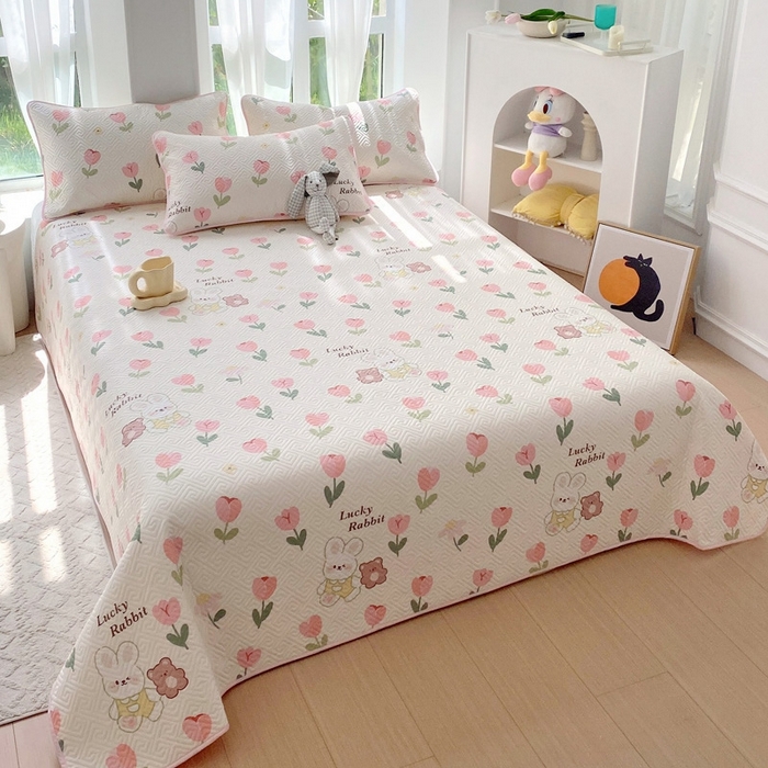 91家纺网 家纺一手货源 找家纺 羽爱家纺 2025新款A类双面全棉印花床盖套件 小幸运