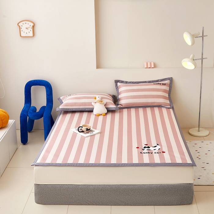 91家纺网 家纺一手货源 找家纺 怡家居 2024新款A类PE凉感提花加刺绣凉席三件套 米红条纹猫