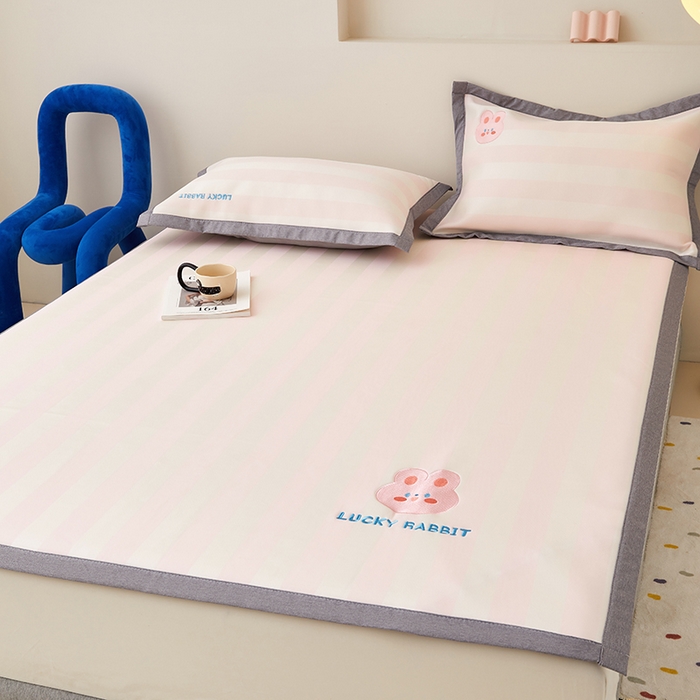 91家纺网 家纺一手货源 找家纺 怡家居 2024新款A类PE凉感提花加刺绣凉席三件套 米粉条纹兔