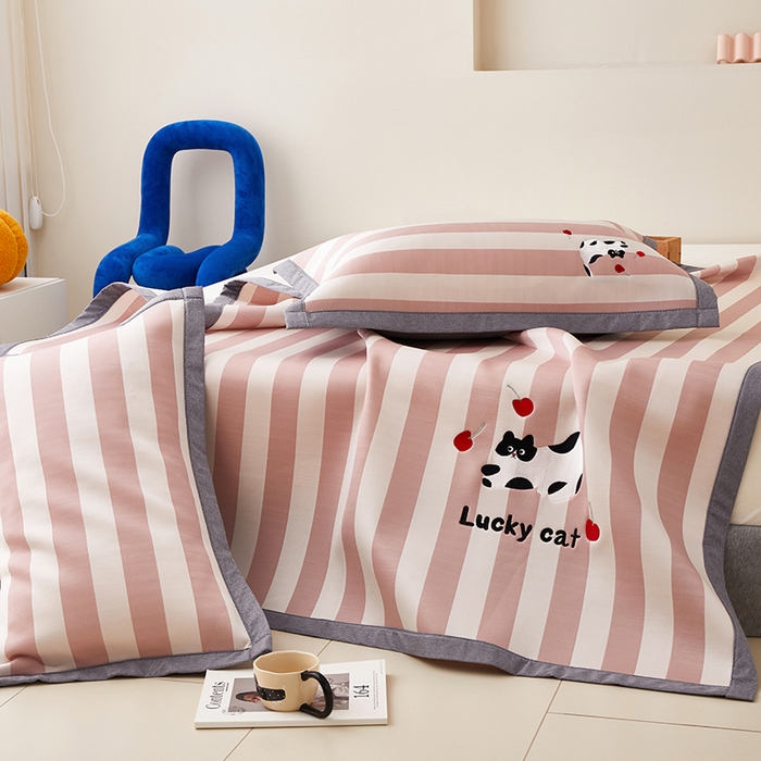 91家纺网 家纺一手货源 找家纺 怡家居 2024新款A类PE凉感提花加刺绣凉席三件套 米红条纹猫