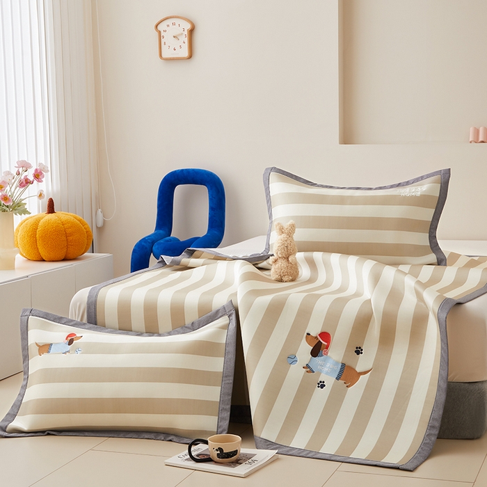 91家纺网 家纺一手货源 找家纺 怡家居 2024新款A类PE凉感提花加刺绣凉席三件套 米咖腊肠狗