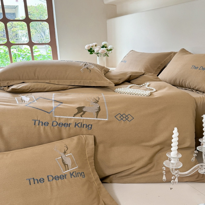 91家纺网 家纺一手货源 找家纺 艾迪尚家纺 2025新款纯色生态磨毛绣花四件套 麋鹿-驼色