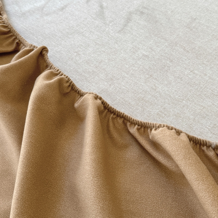 91家纺网 家纺一手货源 找家纺 艾迪尚家纺 2025新款纯色生态磨毛绣花单床笠 麋鹿-驼色