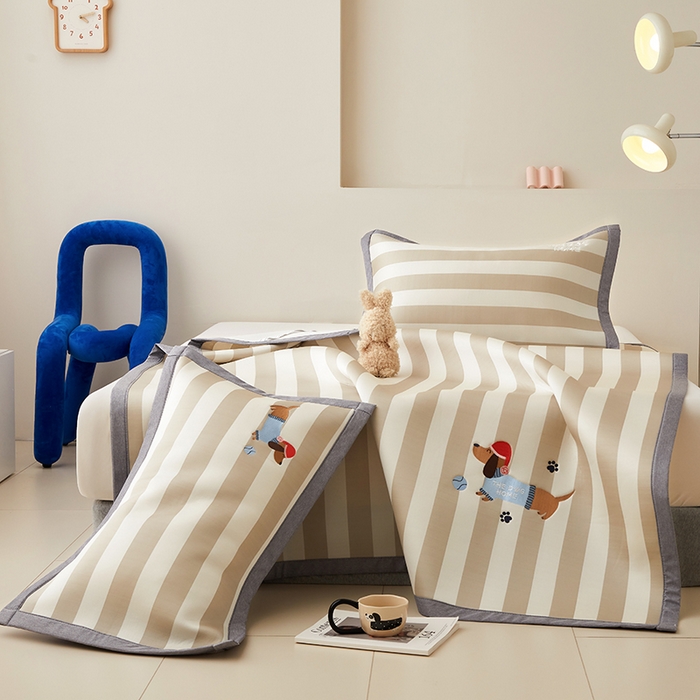 91家纺网 家纺一手货源 找家纺 怡家居 2024新款A类PE凉感提花加刺绣凉席三件套 米咖腊肠狗